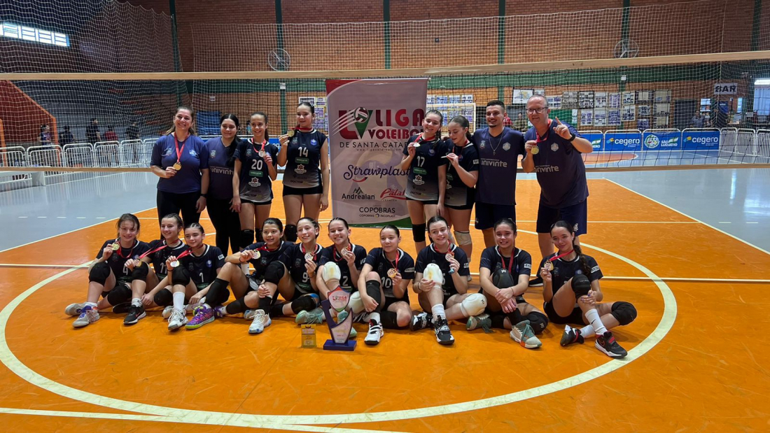 Time Sub-13 da Associação de Voleibol Tubaronense conquista título regional e se prepara para a Copa dos Campeões