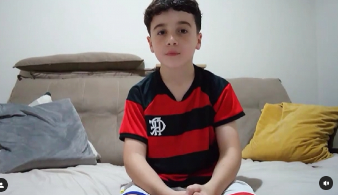 Menino de Tubarão com prótese faz vídeo inspirador para as redes sociais: 'Uso prótese e sou muito feliz'; assista