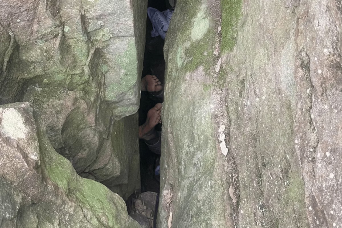 Mulher fica 7 horas presa de cabeça para baixo ao tentar pegar celular em rochas