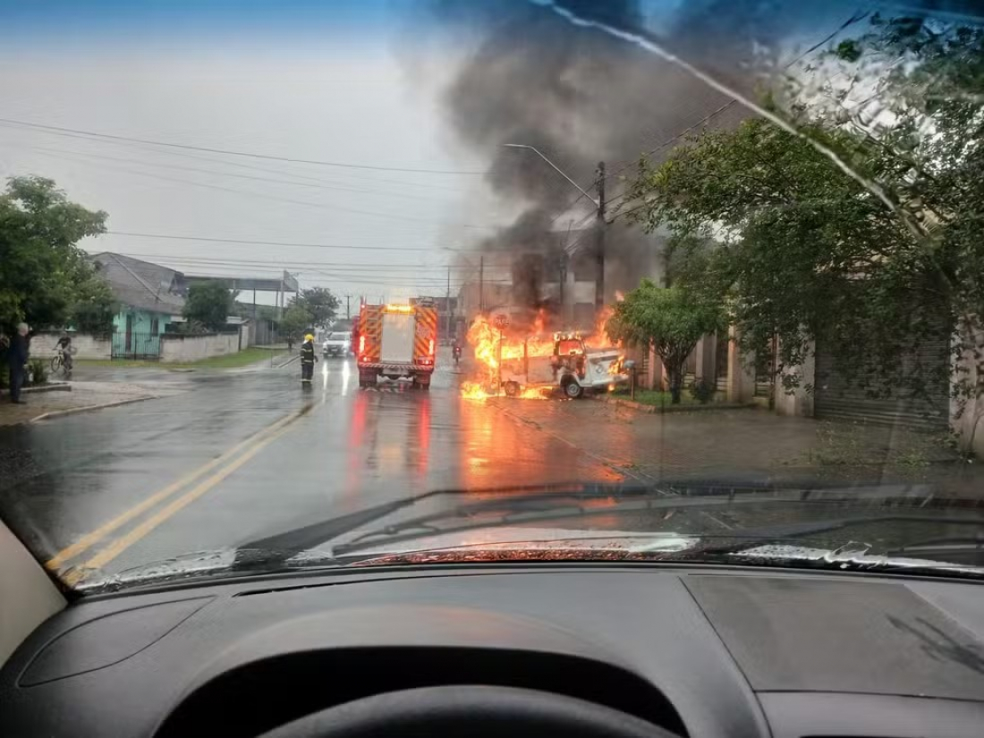 Kombi em chamas cruza esquina sem motorista em SC