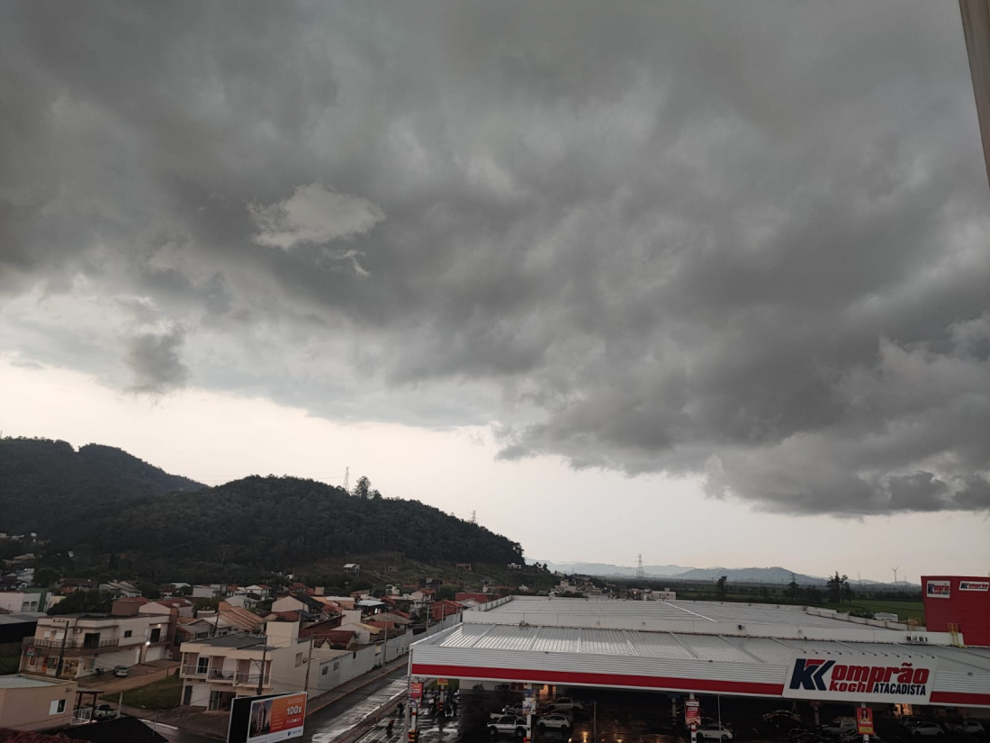 Tubarão registra fortes ventos e chuva; alerta da Defesa Civil indica risco de temporais severos