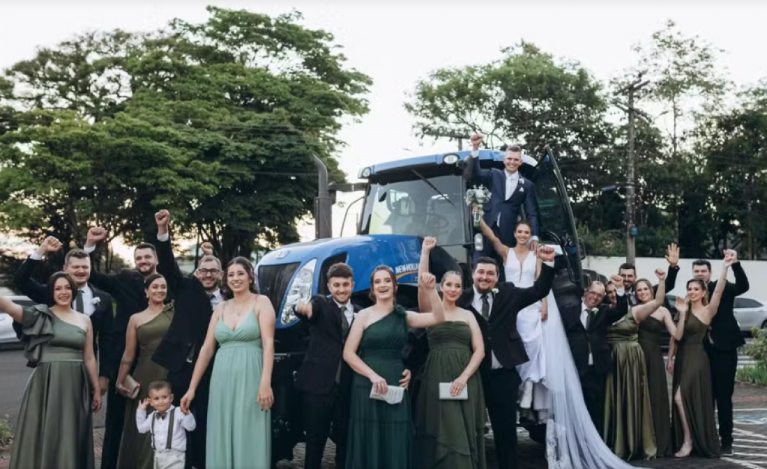 (Vídeo) Noiva chega de trator à igreja para casamento em SC: 'Paixão pelo agro'