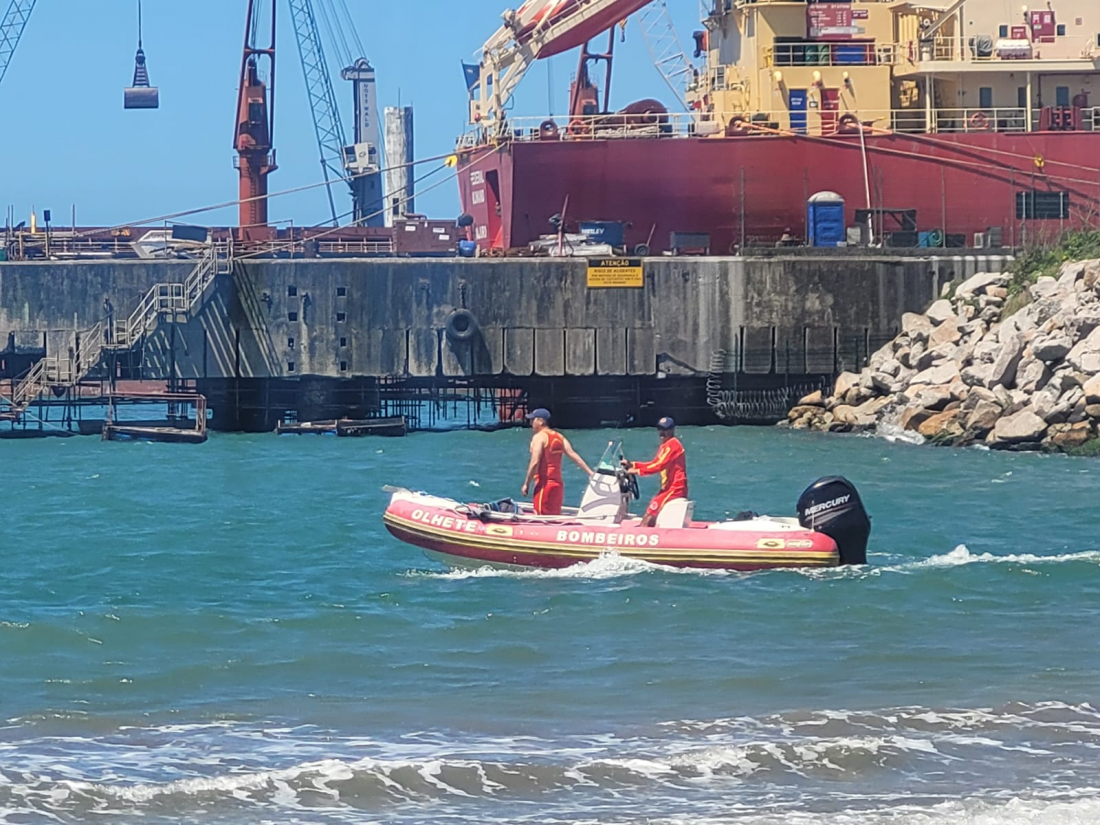 Bombeiros entram no quinto dia de buscas por corpo de homem que se afogou na Praia do Rosa