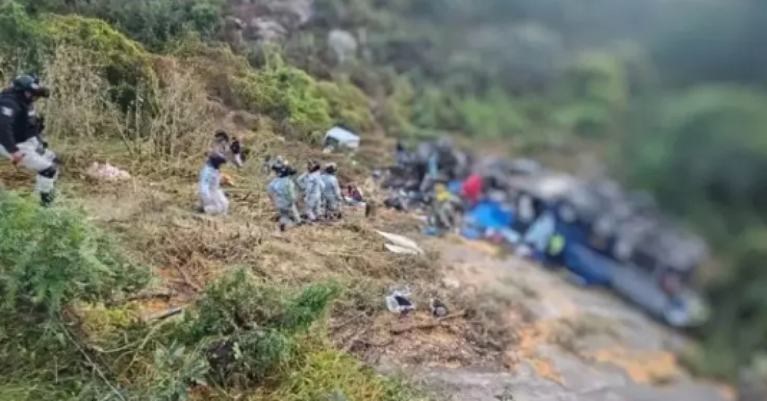 Internacional: Acidente entre ônibus e caminhão deixa 19 mortos no México