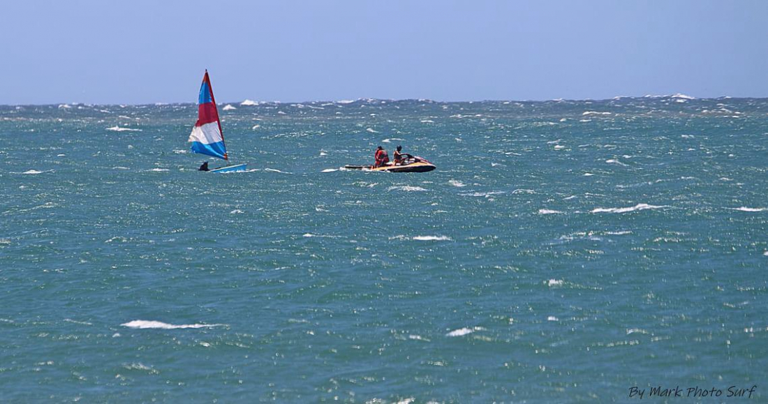 Naufrágio de veleiro mobiliza Corpo de Bombeiros na Praia Central de Garopaba