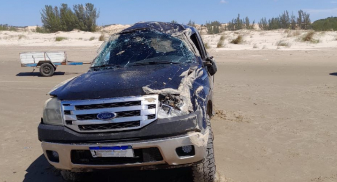 Capotamento à beira do mar em Jaguaruna deixa duas pessoas feridas