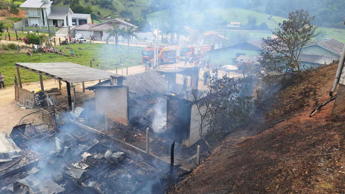 Incêndios de grandes proporções destroem duas residências em Armazém