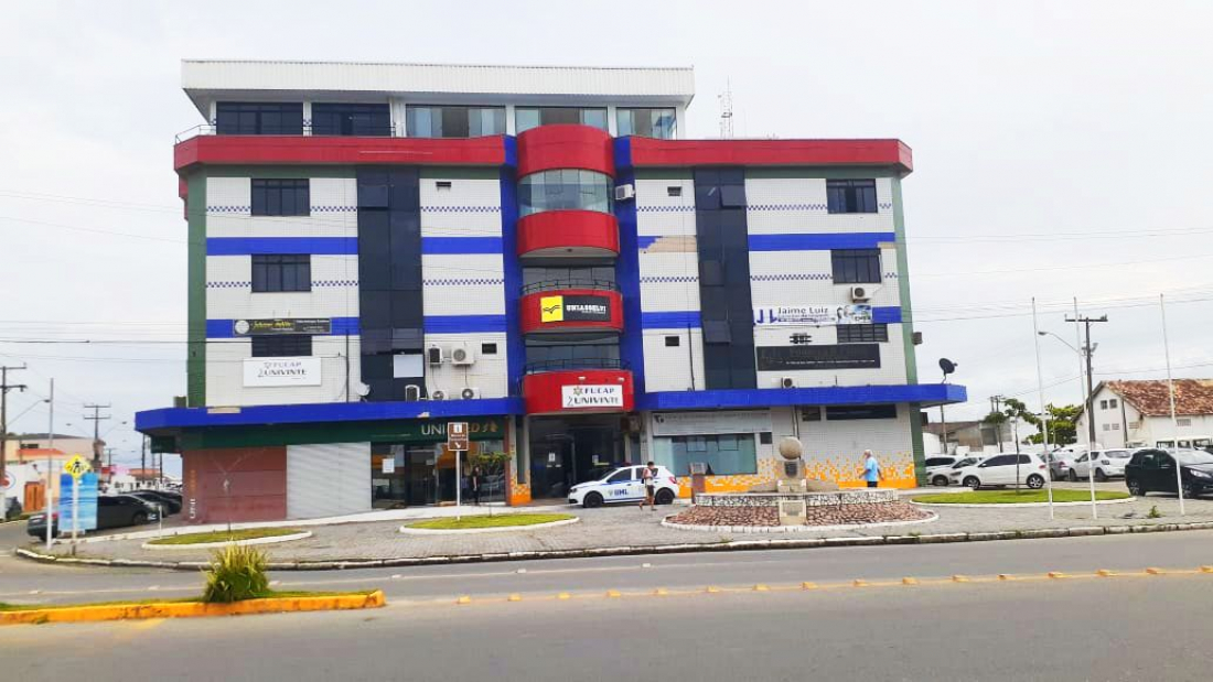 Mulher sofre queda de 4 metros em centro administrativo de Laguna e é socorrida pelos Bombeiros