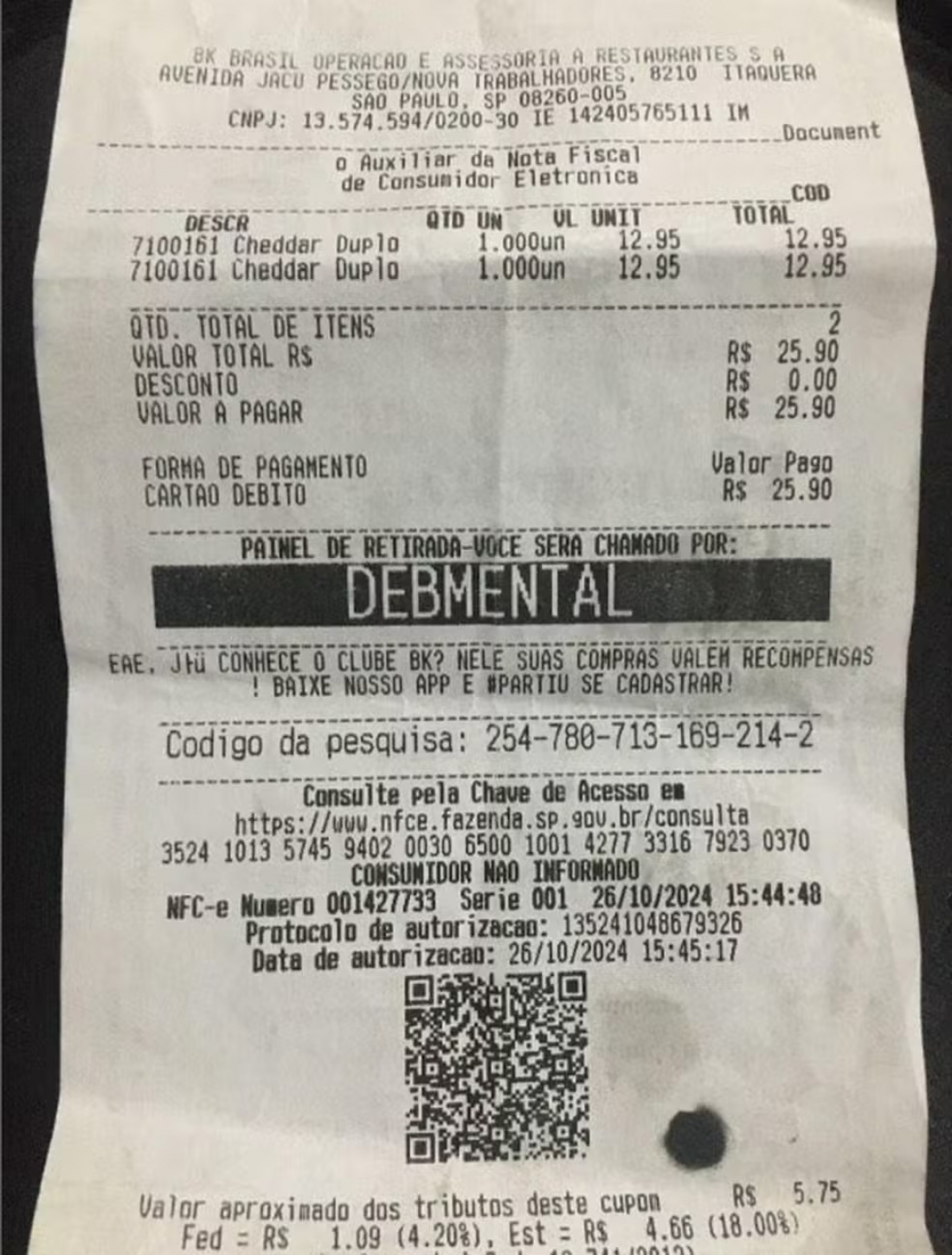 Funcionária de lanchonete é demitida após identificar cliente como 'debmental'