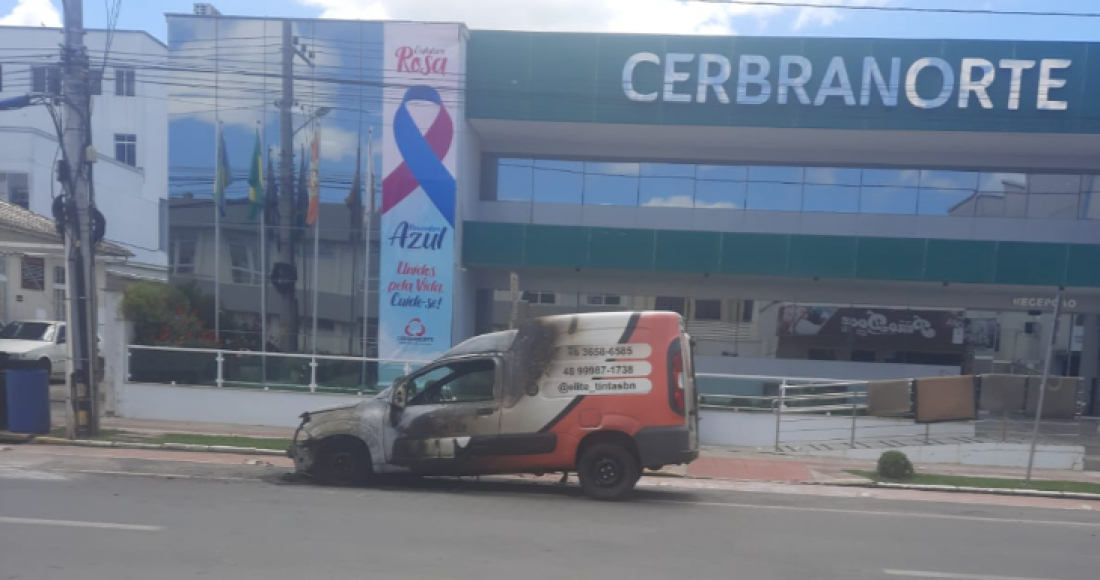 (Vídeo) Veículo pega fogo no Centro de Braço do Norte