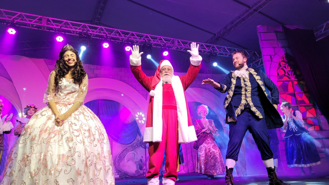 Farol Shopping celebra chegada do Papai Noel com desfile artístico do grupo Ludicoz
