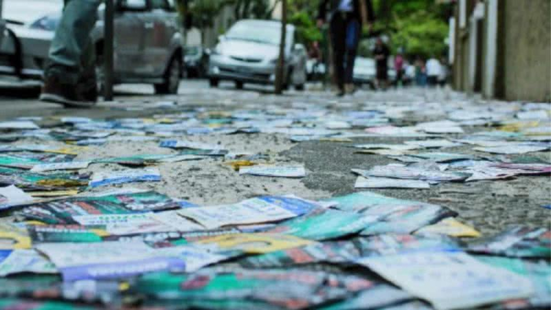 Santinhos e adesivos de candidatos custam R$ 1 bilhão aos cofres públicos em 2024