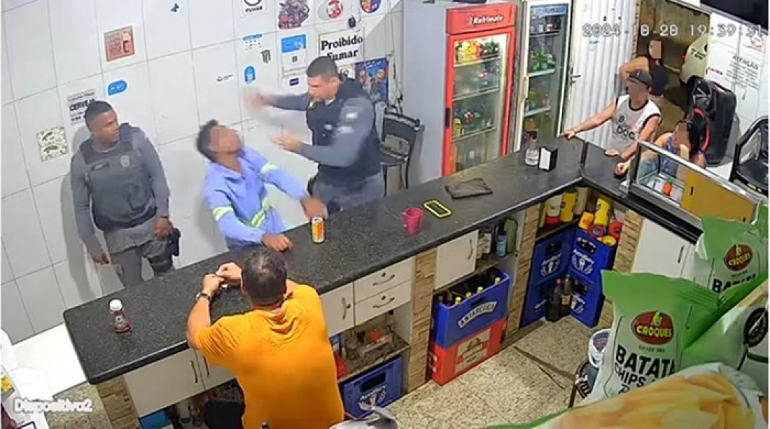 Policial militar dá tapas na cara de homem após ele agredir a mãe