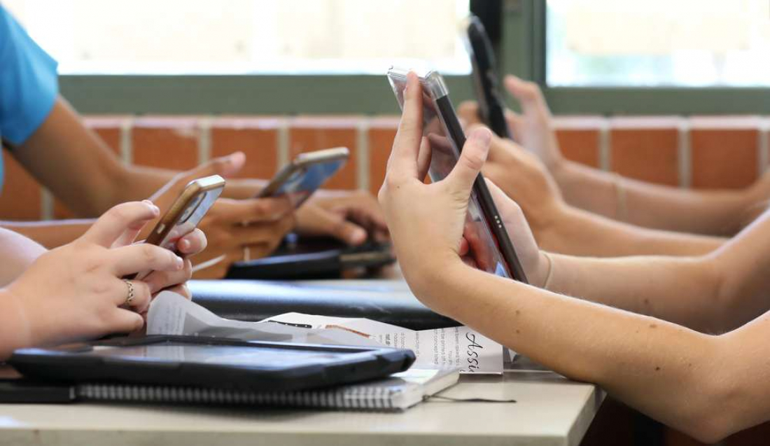 Comissão de Educação aprova projeto que proíbe uso de celular em escolas