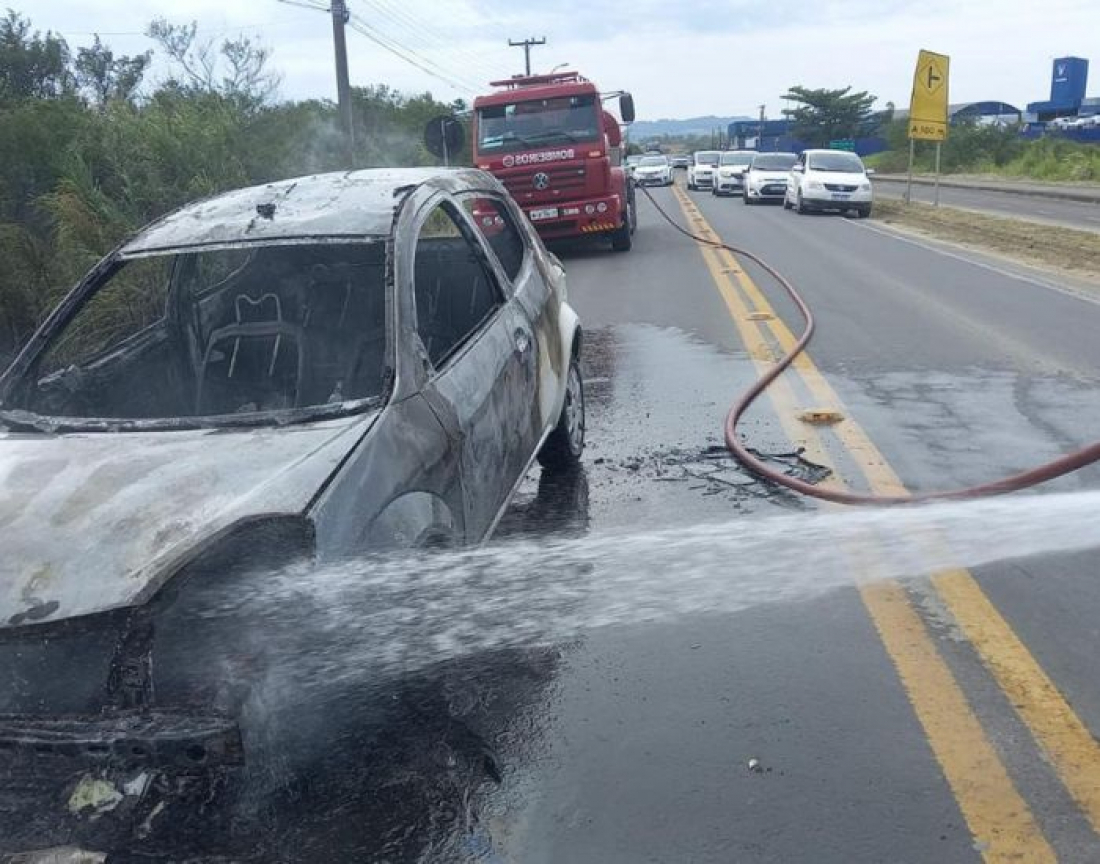 Morro da Fumaça: carro pega fogo e interrompe tráfego na SC-445