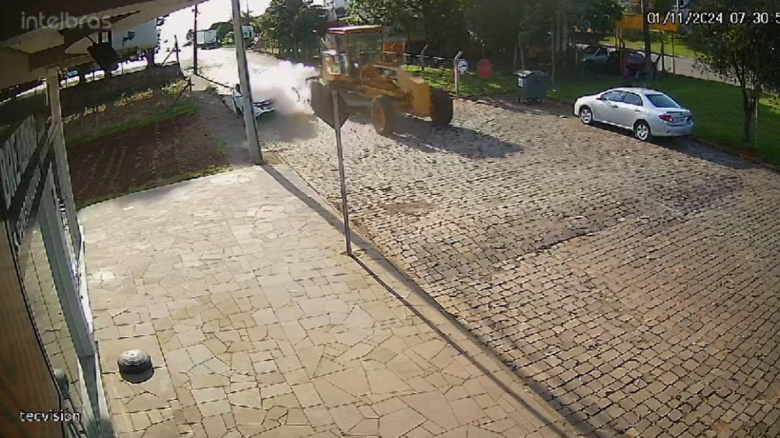 Pneu de patrola estoura no meio da rua e destrói carro