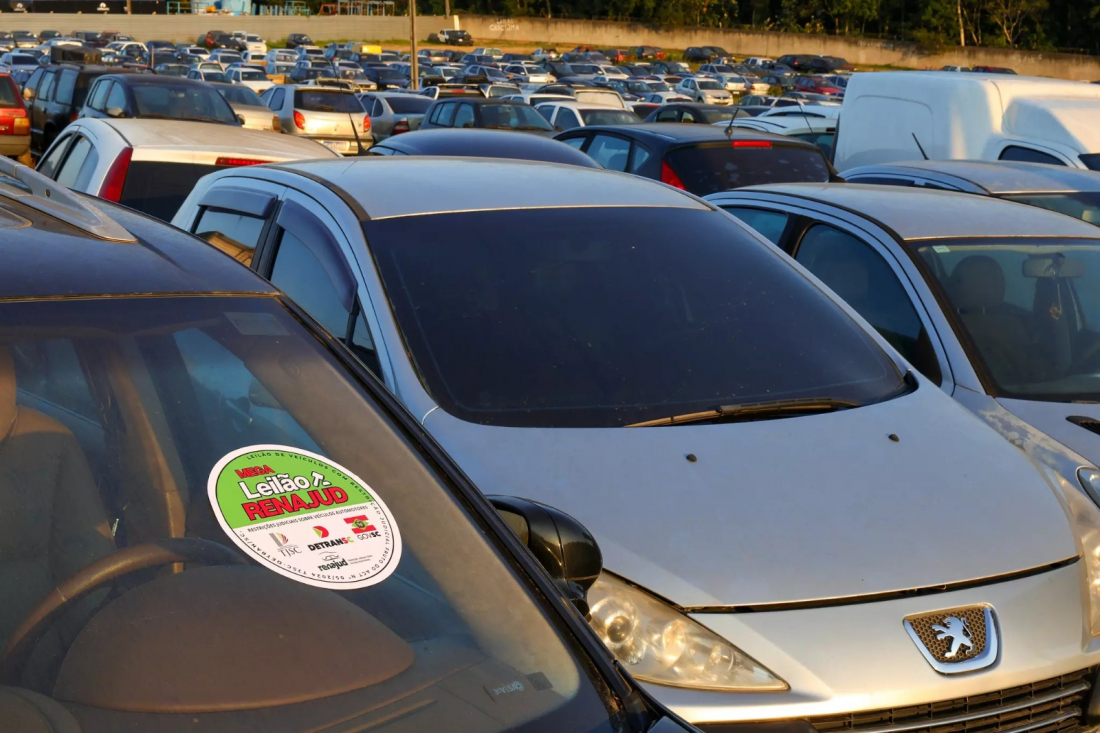 Leilão inédito do Detran em SC terá Porsche e carros apreendidos a partir de R$ 800