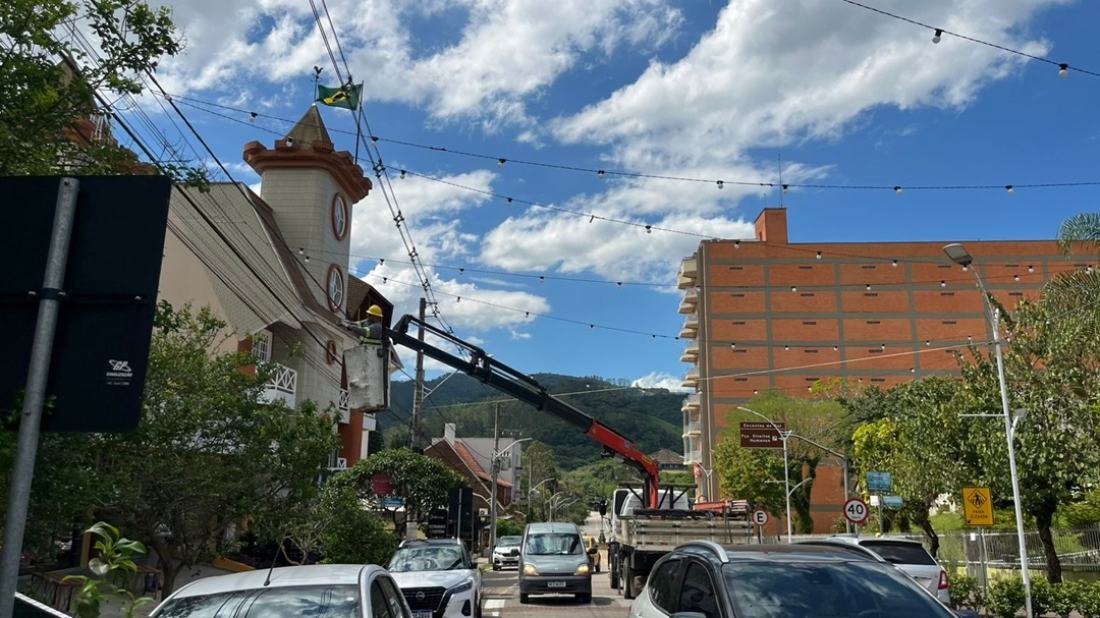 Gravatal prepara varal com 6 mil lâmpadas para a chegada do Papai Noel