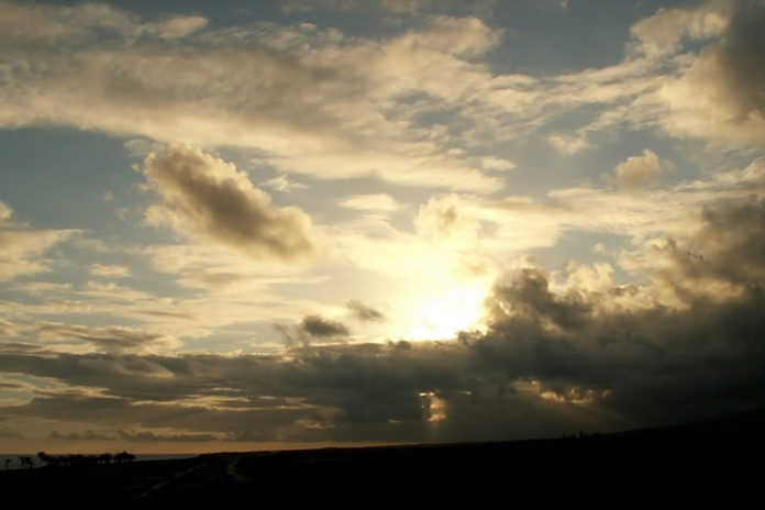 Dia de eleição com nuvens e chuva em parte do Estado