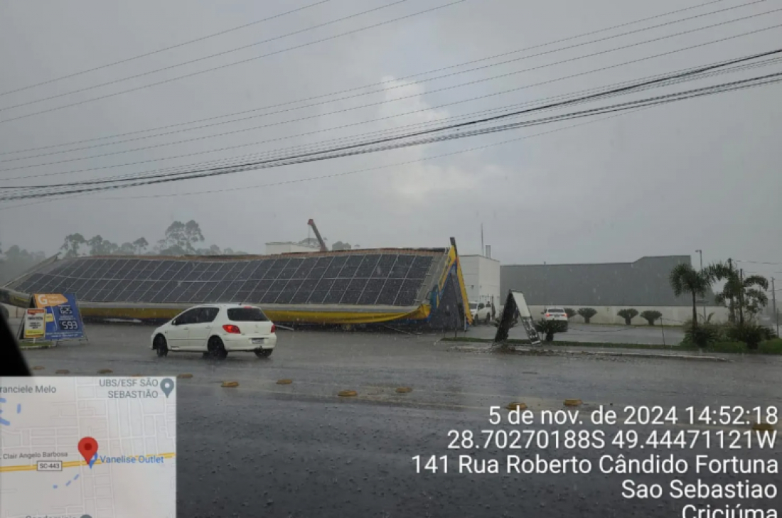 Telhado de posto de combustível desaba durante chuvas no Sul de SC
