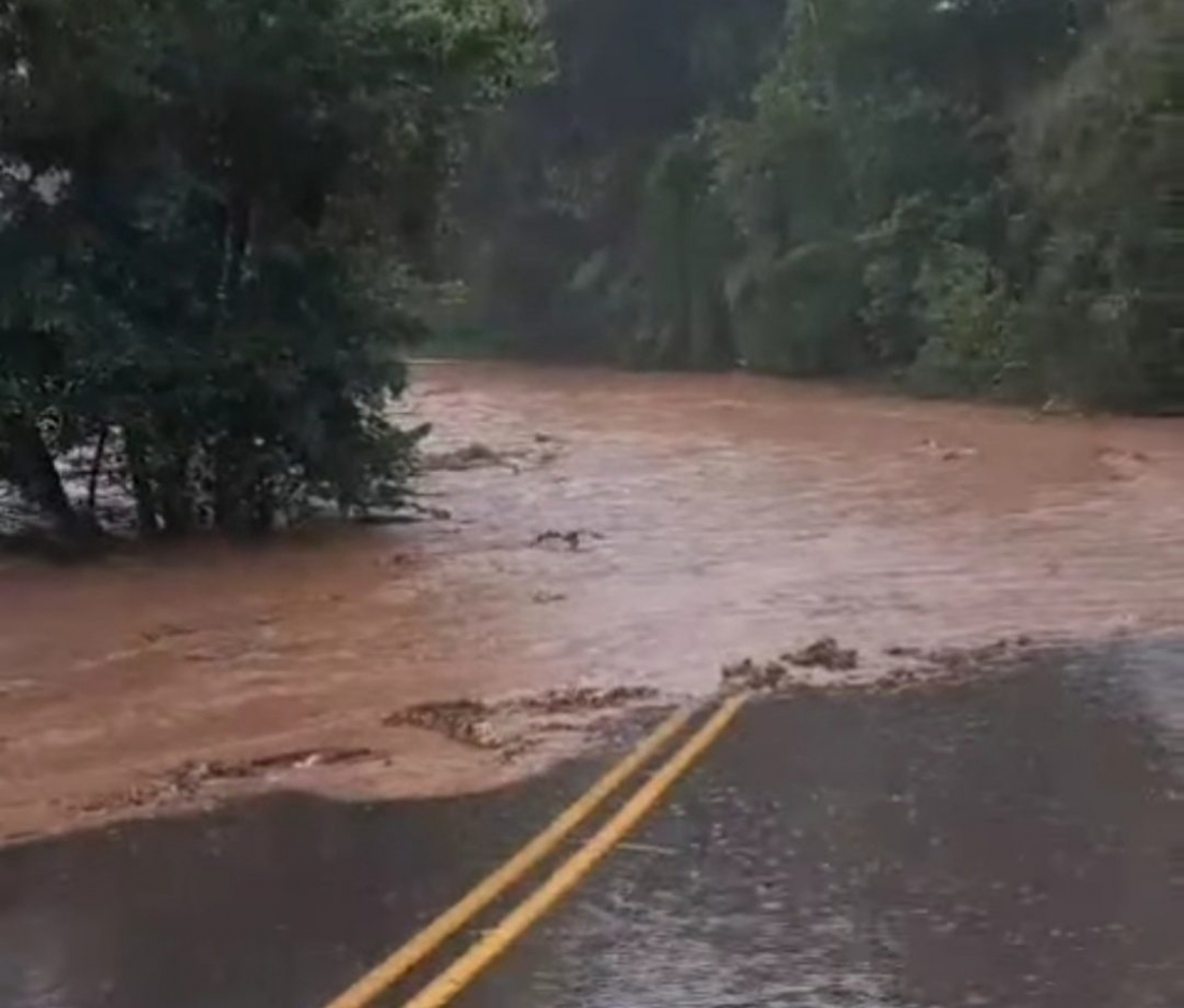 Fortes chuvas deixam comunidades isoladas no Sul de SC