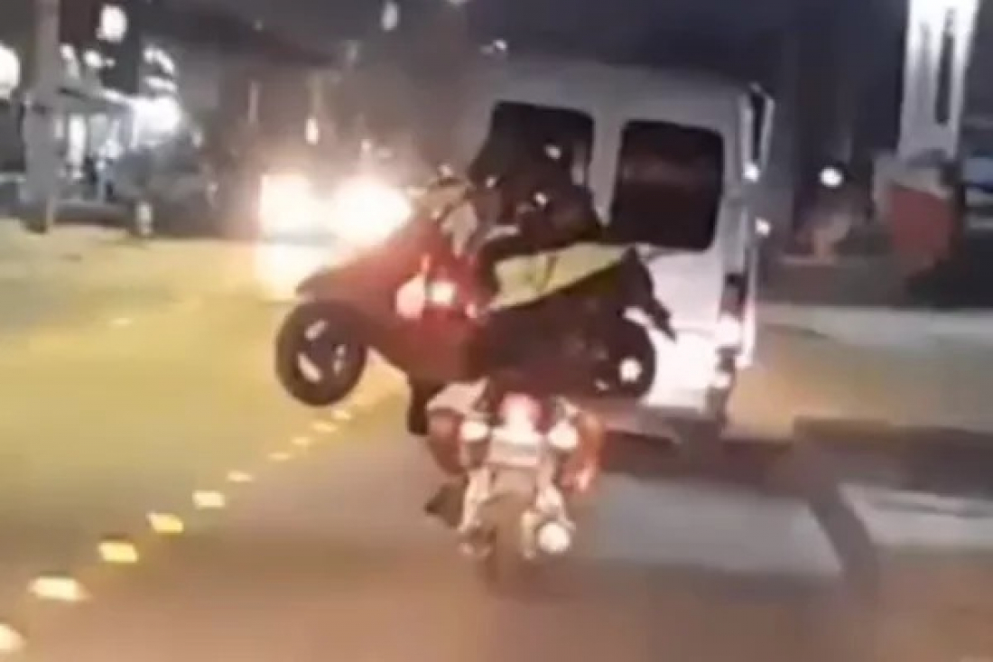 Homem é flagrado carregando motocicleta na garupa em SC
