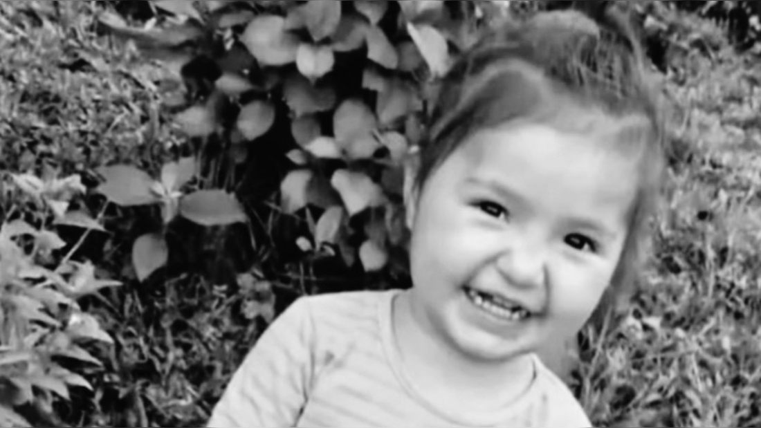 Menina de 2 anos é encontrada morta após ser arrastada por enxurrada enquanto dormia