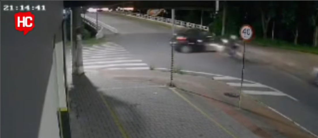 (Vídeo) Motociclista fica ferido após motorista desrespeitar parada obrigatória em ponte de Tubarão