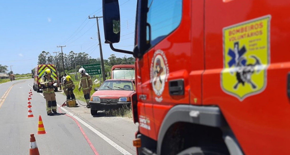 Veículo com sete ocupantes tem princípio de incêndio após roda se soltar em rodovia em Jaguaruna