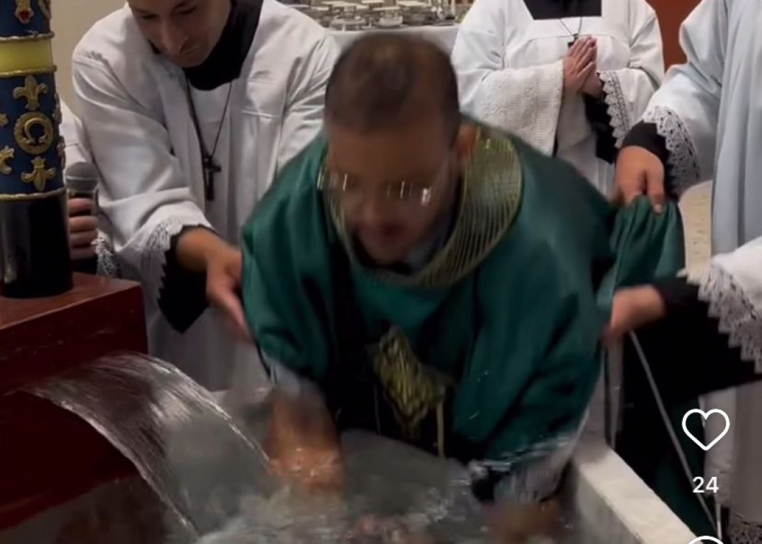 (Vídeo) Padre mergulha bebê 'com tudo' durante batismo e vídeo divide opiniões; assista