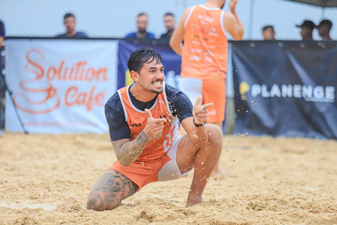 Professor de futevôlei e atleta de futebol amador faz campanha para custear cirurgia