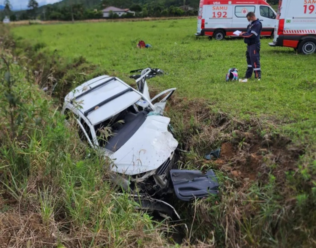 Colisão frontal deixa mulher morta e homem em estado grave na SC-446