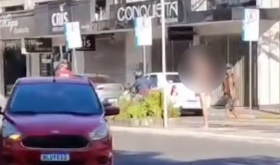 (Vídeo) Homem é flagrado caminhando nu no Centro de Tubarão