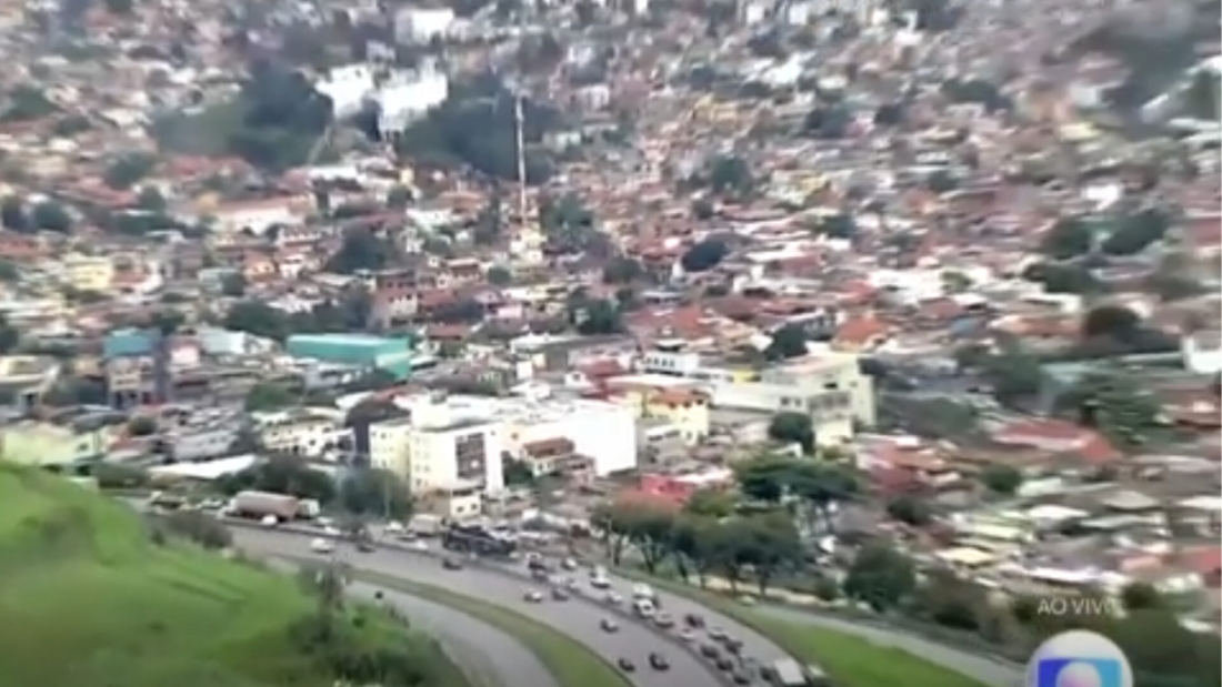 Helicóptero da Globo faz pouso de emergência após ser atingido por pombo