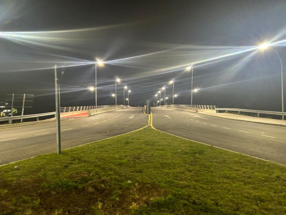 Parte da ponte Stélio Boabaid e acesso à Ageu Medeiros recebem iluminação