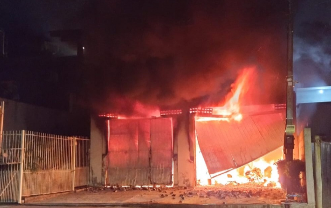 Carro elétrico pega fogo durante recarga e casa é destruída em SC