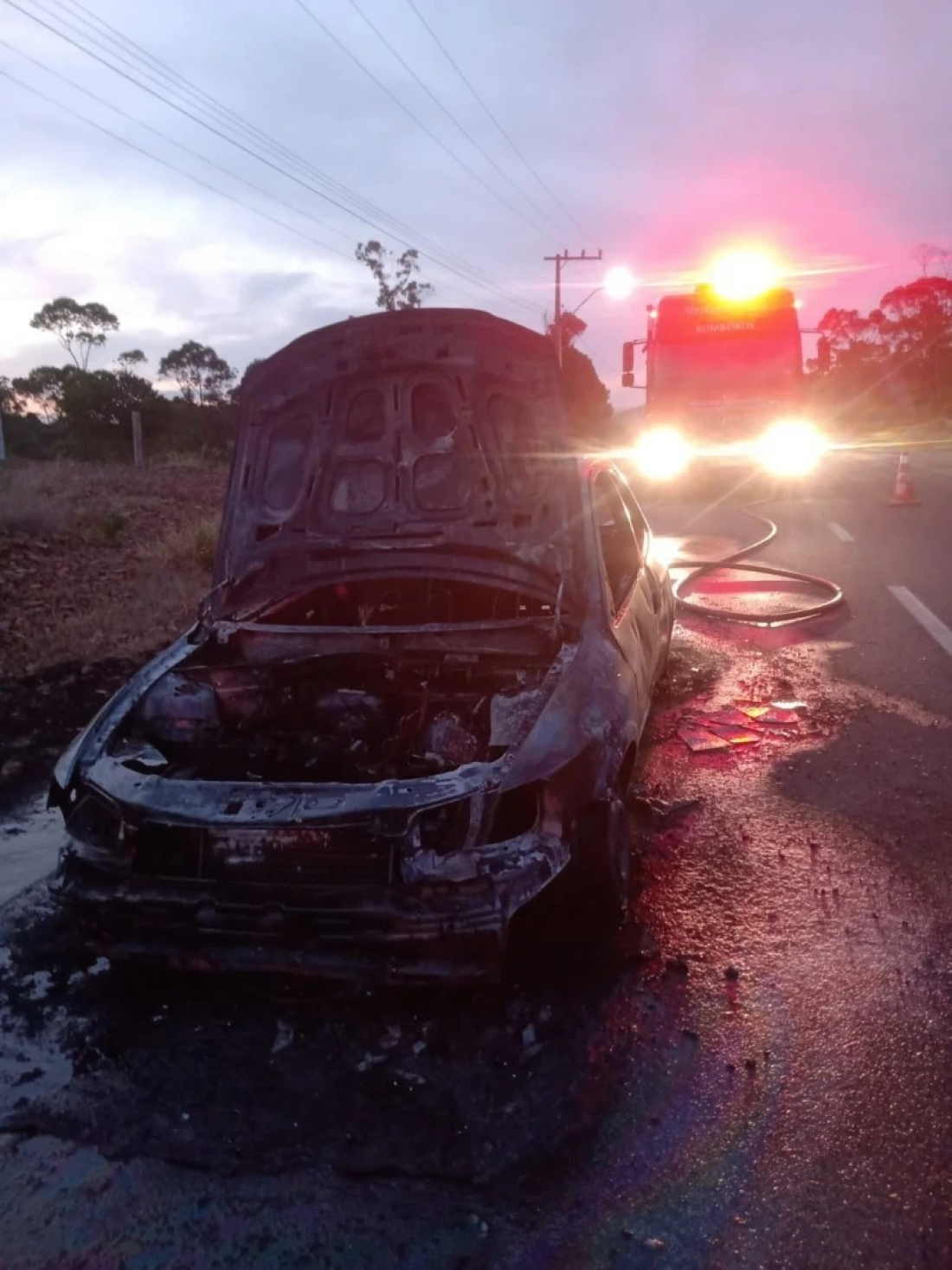 Motorista sentiu ‘cheiro forte’ de gasolina antes de incêndio destruir carro em Jaguaruna