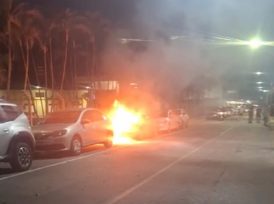 Carro pega fogo nos arredores do Farol Shopping