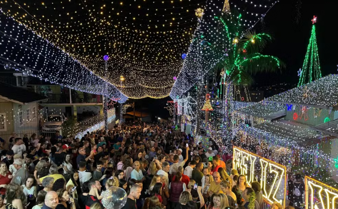 (Vídeo) Em SC: Com 880 mil lâmpadas natalinas, casa 'mais iluminada do Brasil' é acesa em Blumenau