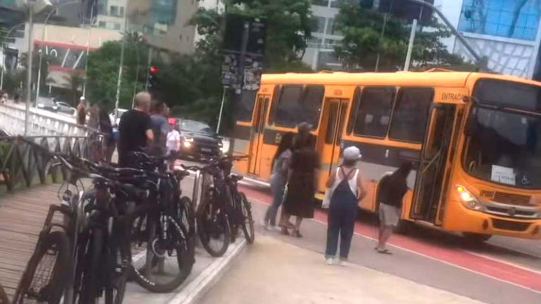 SC: homem alterado invade ônibus escolar e acaba detido pela Guarda Municipal