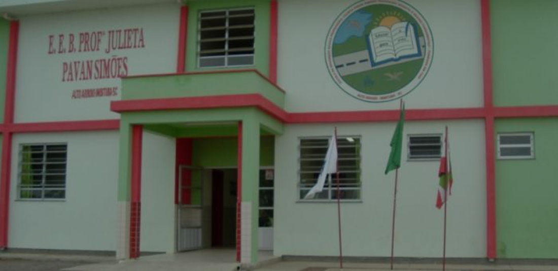 Imbituba: criminosos invadem escola, comem alimentos da cozinha e roubam celular