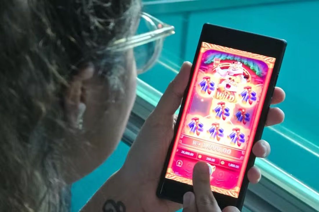 Brasileiros estão abrindo mão da graduação para gastar com jogo do tigrinho, diz pesquisa