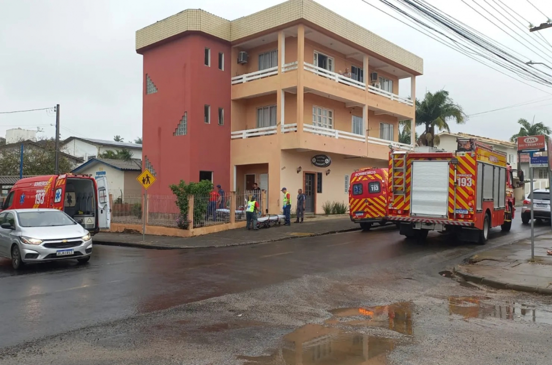 Queda de elevador deixa dois idosos feridos no Sul de SC