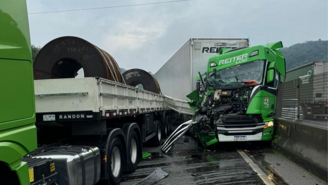 SC: batida entre carretas bloqueia rodovia e deixa filas na BR-101
