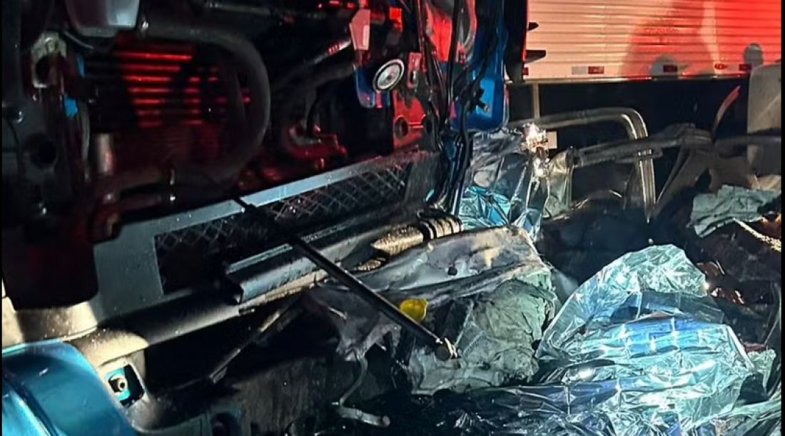 Em SC: Acidente entre carro e caminhão mata 2 adultos e bebê de 1 ano