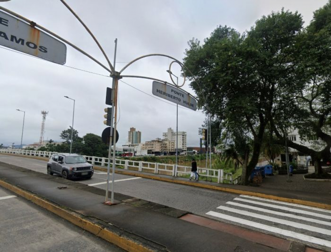 Tubarão: ponte no Centro será interditada nesta segunda para preparativos natalinos