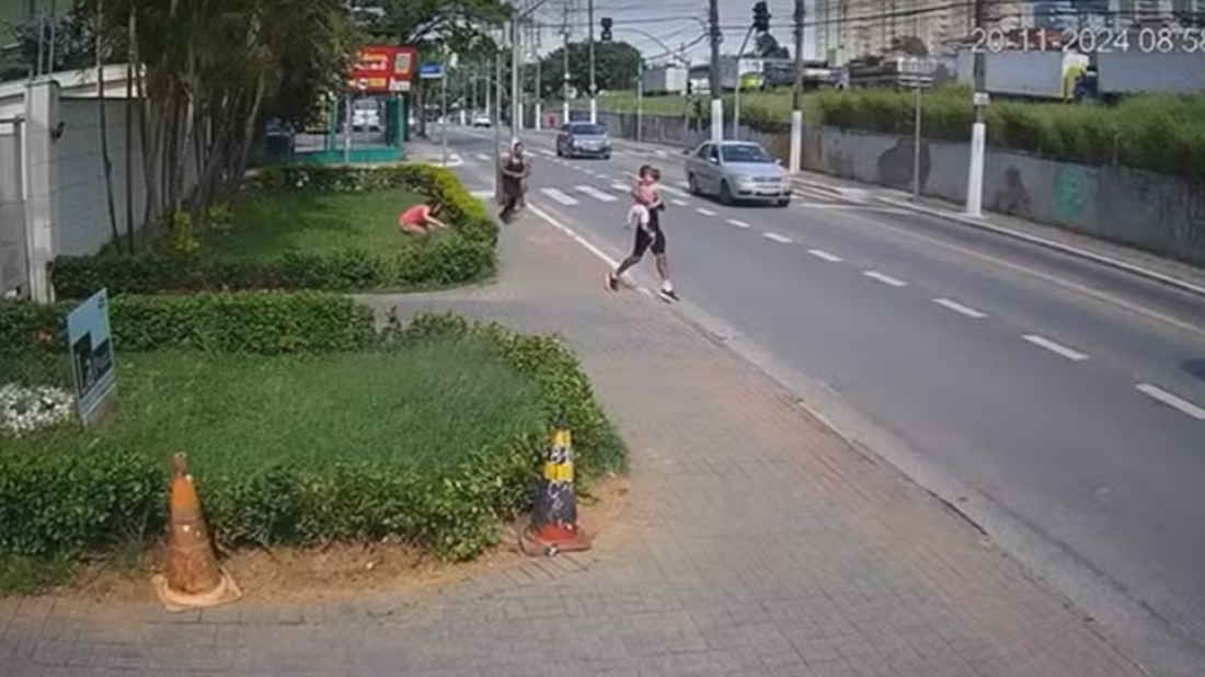 Atualização: Homem que tentou arrancar criança de babá é investigado por tentativa de sequestro