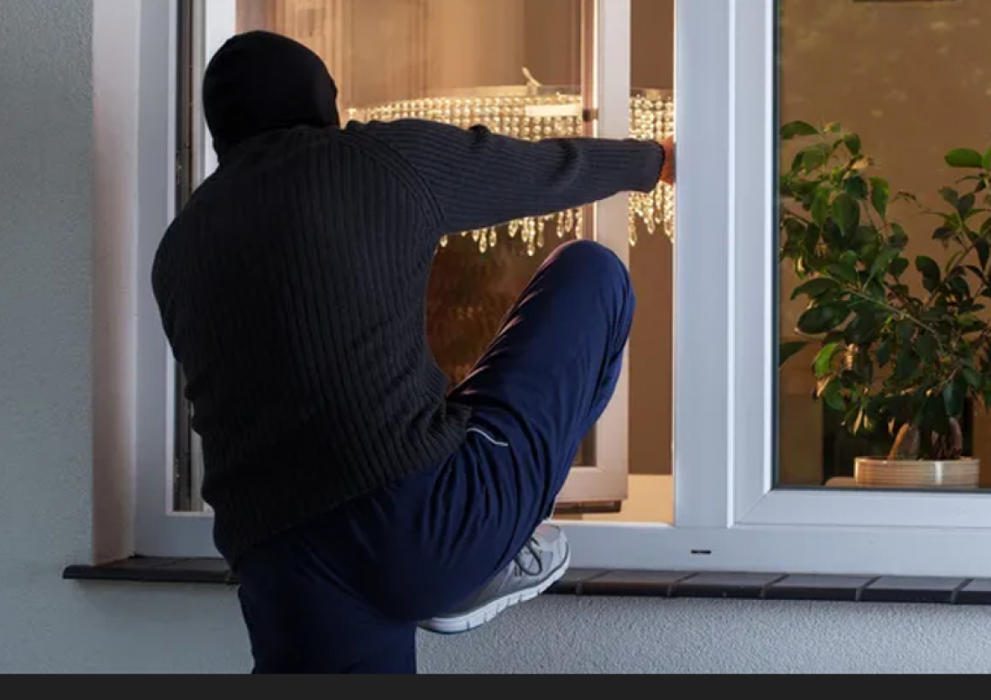 Mulher encontra homem pendurado em sua janela tentando furtar a residência em Jaguaruna