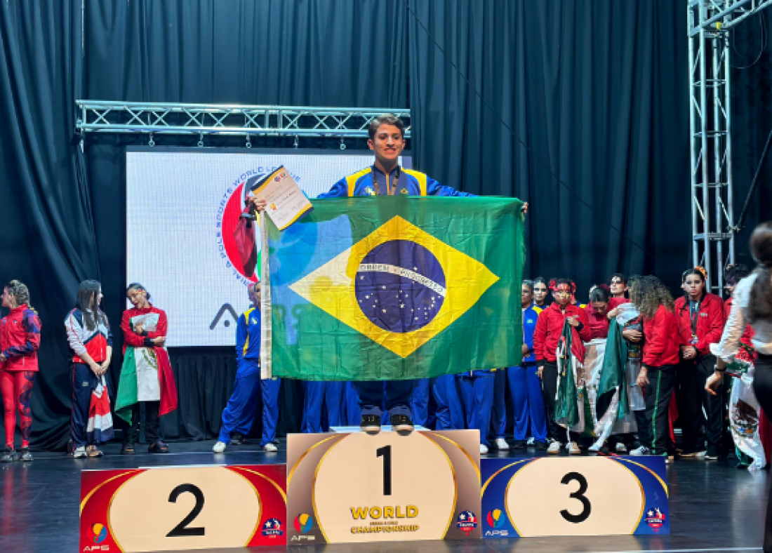 (Vídeo) Tubaronense de 17 anos brilha e recebe ouro no mundial de Pole Sports no Chile