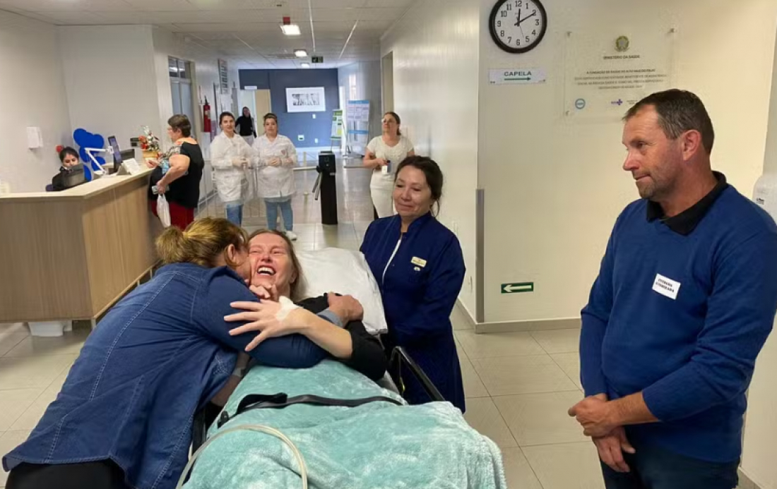 Em SC: Prefeita que teve perna amputada após trombose recebe alta